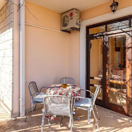 Nice In W/ 2 Bedrooms Orebić