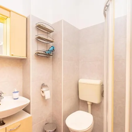 Nice In W/ 2 Bedrooms Apartamento Orebić