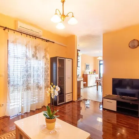 Nice In W/ 2 Bedrooms شقة أوروبيتش