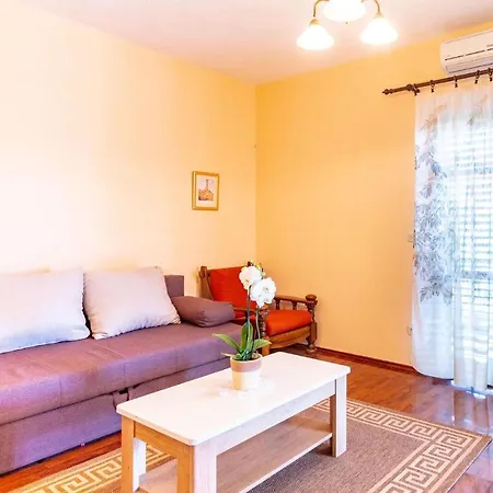 Apartamento Nice In W/ 2 Bedrooms Orebić